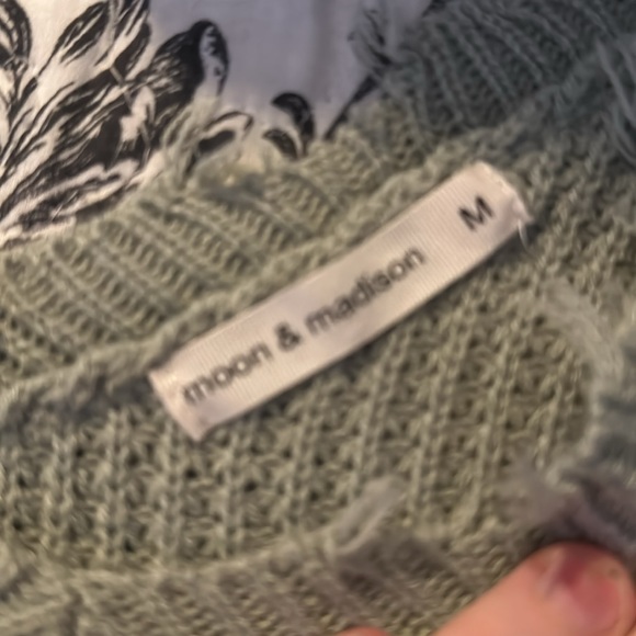 Cropped sweater size medium - Picture 2 of 2